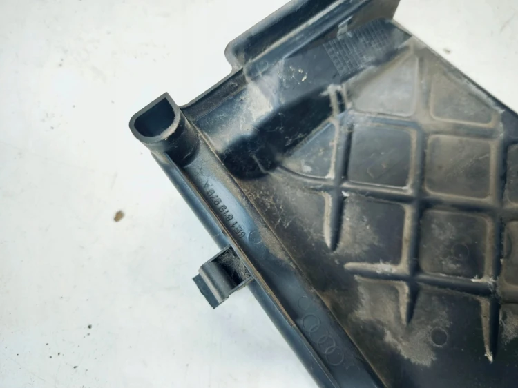 POKRYWKA ZAŚLEPKA FILTRA KABINOWEGO AUDI A4 B7 8E1819979A