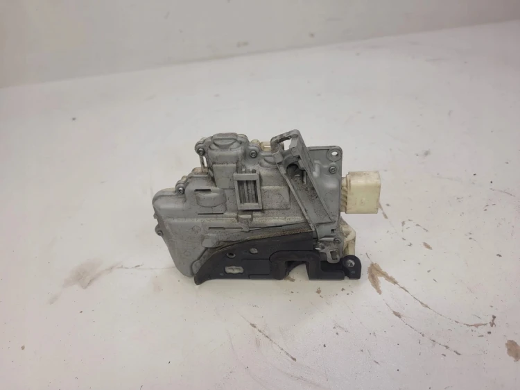 ZAMEK DRZWI LEWY PRZÓD AUDI A6 C6 A3 4F1837015E