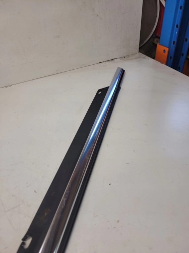 LISTWA CHROM SZYBY DRZWI PRAWY PRZÓD AUDI Q7 4L 4L0853284A