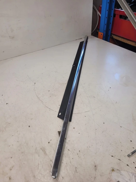 LISTWA CHROM SZYBY DRZWI PRAWY PRZÓD AUDI Q7 4L 4L0853284A