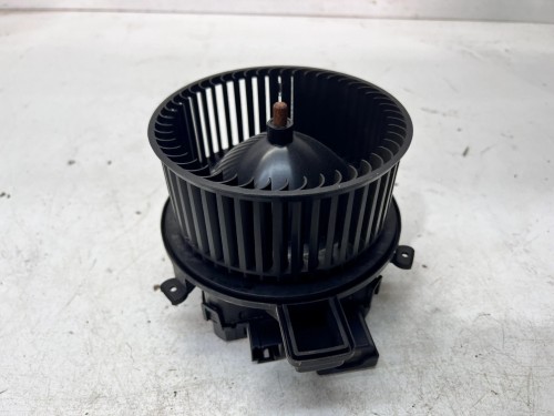 WENTYLATOR DMUCHAWA NAGRZEWNICY AUDI A4 B9 A5 4M2820021B