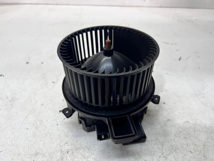 WENTYLATOR DMUCHAWA NAGRZEWNICY AUDI A4 B9 A5 4M2820021B