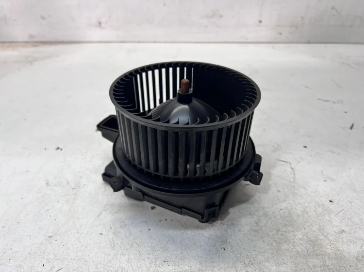 WENTYLATOR DMUCHAWA NAGRZEWNICY AUDI A4 B9 A5 4M2820021B