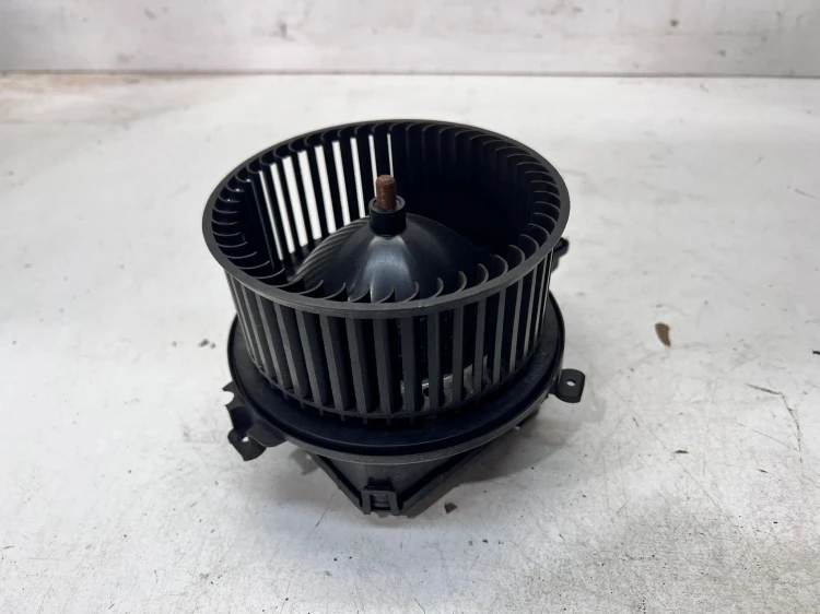 WENTYLATOR DMUCHAWA NAGRZEWNICY AUDI A4 B9 A5 4M2820021B