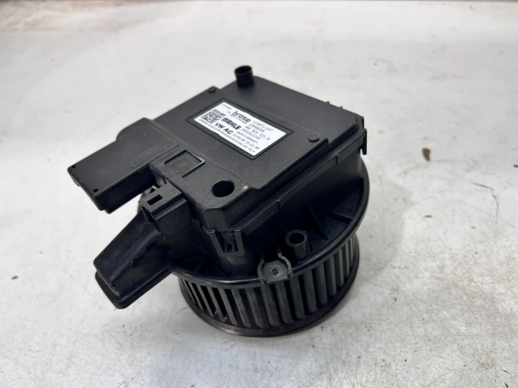 WENTYLATOR DMUCHAWA NAGRZEWNICY AUDI A4 B9 A5 4M2820021B