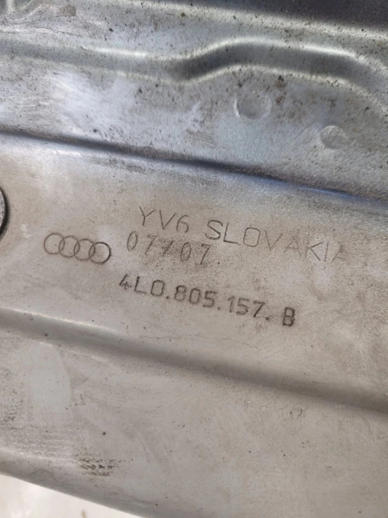 MOCOWANIE BŁOTNIKA LEWE AUDI Q7 4L0805157B