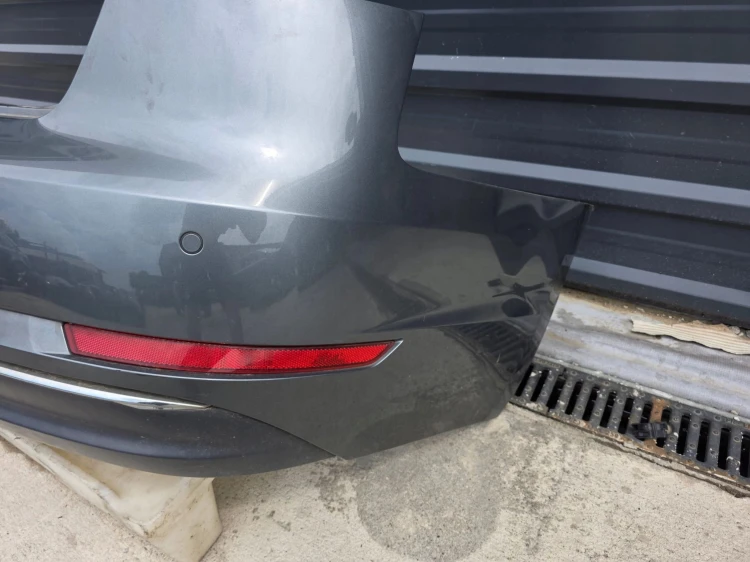 ZDERZAK TYŁ KOMPLETNY AUDI A4 B9 SEDAN LX7R 4X PDC HAK ORYGINAŁ DO POPRAWY