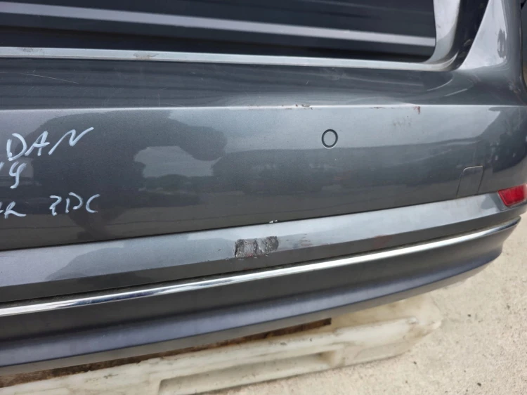 ZDERZAK TYŁ KOMPLETNY AUDI A4 B9 SEDAN LX7R 4X PDC HAK ORYGINAŁ DO POPRAWY