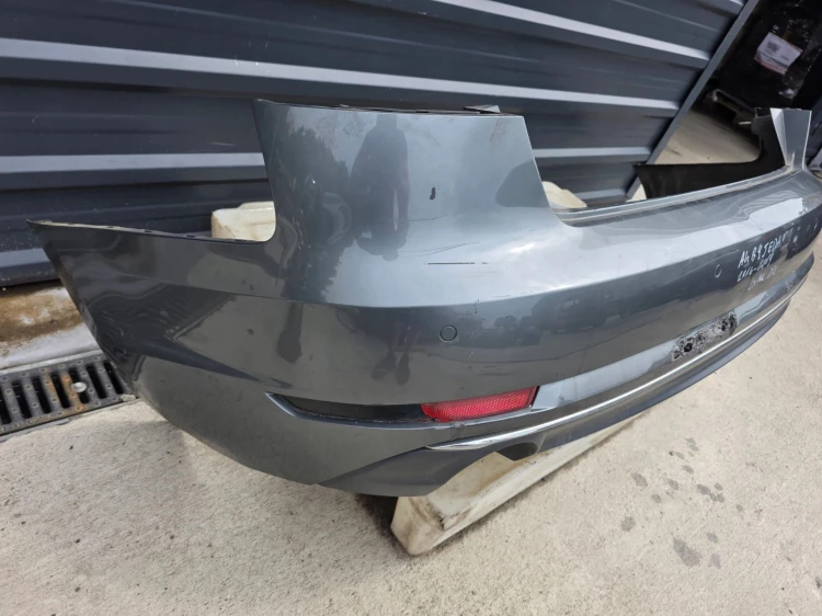 ZDERZAK TYŁ KOMPLETNY AUDI A4 B9 SEDAN LX7R 4X PDC HAK ORYGINAŁ DO POPRAWY
