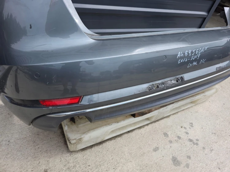 ZDERZAK TYŁ KOMPLETNY AUDI A4 B9 SEDAN LX7R 4X PDC HAK ORYGINAŁ DO POPRAWY