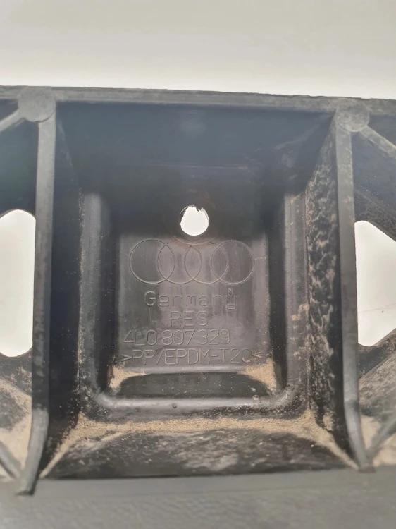 ŚLIZG ZDERZAKA TYLNEGO AUDI Q7 4L0807329