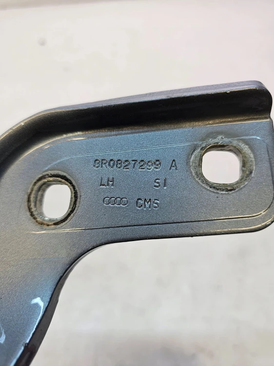 ZAWIAS TYLNEJ KLAPY LEWY AUDI Q5 8R0827299A