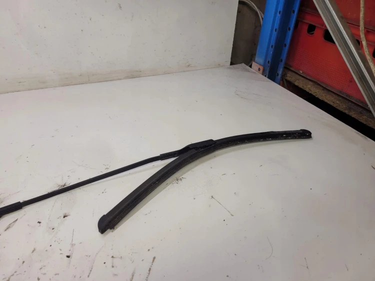 RAMIĘ WYCIERACZKI PRAWE AUDI Q5 8R 8R1955408B
