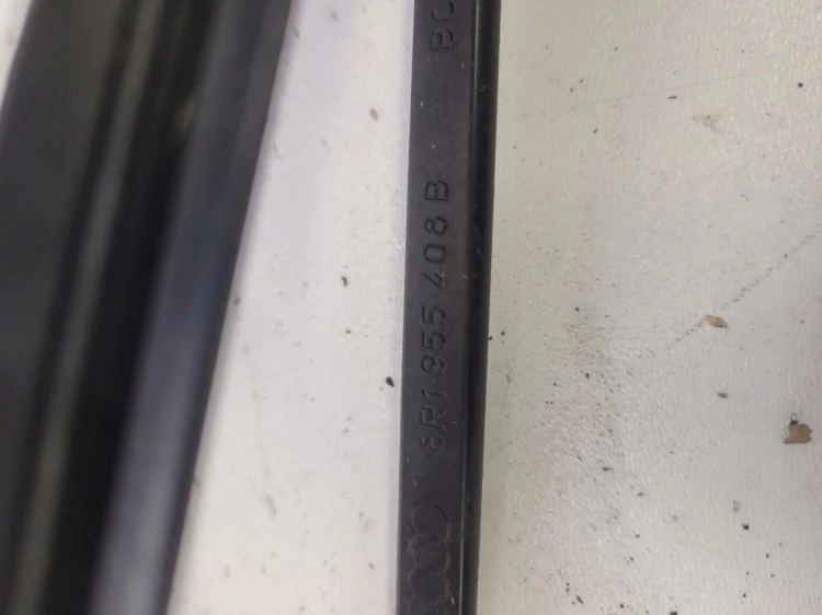 RAMIĘ WYCIERACZKI PRAWE AUDI Q5 8R 8R1955408B
