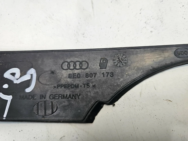 ZAŚLEPKA OSŁONA HALOGENU AUDI A4 B7 8E0807173 LEWY PRZÓD