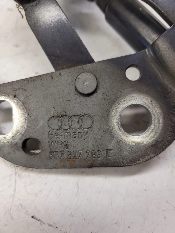 ZAWIAS KLAPY LEWY TYŁ AUDI A3 CABRIO 8P7827299E
