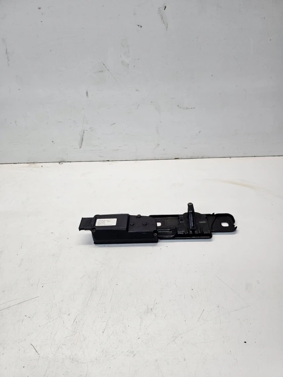 SIŁOWNIK DOCIĄG KLAPY TYŁ AUDI A4 A5 A6 A7 A8 Q5 4F9827383G