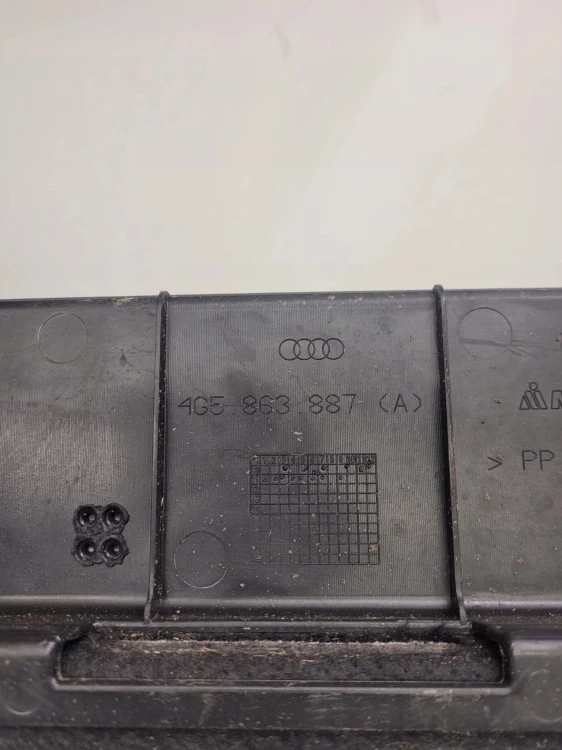 BOCZEK BAGAŻNIKA LEWY AUDI A6 C7 SEDAN 4G5863887A