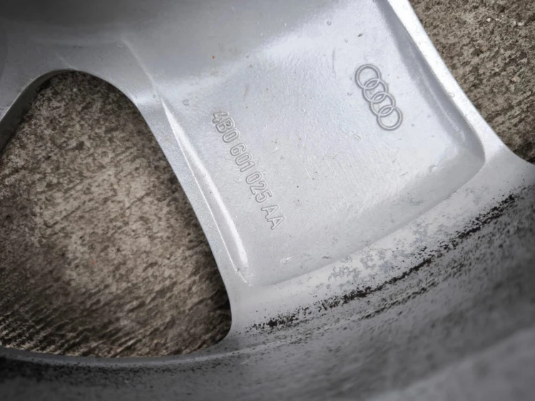 FELGA ALUMINIOWA AUDI A3 A4 A6 VW SKODA 7.0J R16 ET45 4B0601025AA K*8* OK