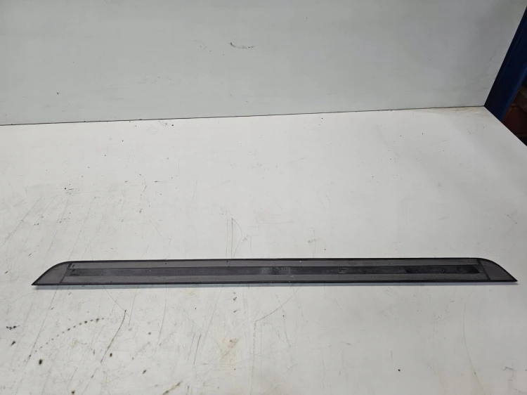 LISTWA PROGOWA LEWY PRAWY PRZÓD A1 8X 3-DRZWI 8X3853373B