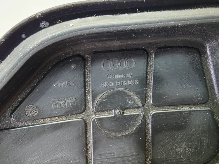 ZAŚLEPKA OSŁONA AMORTYZATORA LEWY PRZÓD AUDI A4 B8 A5 8T 8K0803593