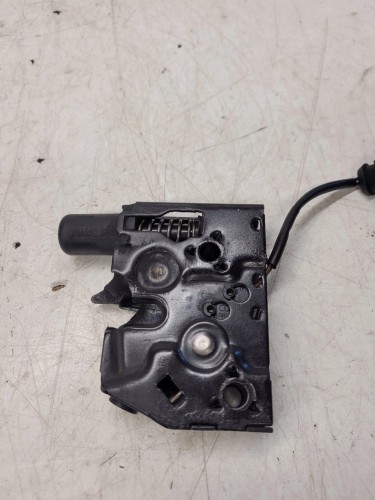 ZAMEK MASKI RYGIEL AUDI A1 8X0823509B