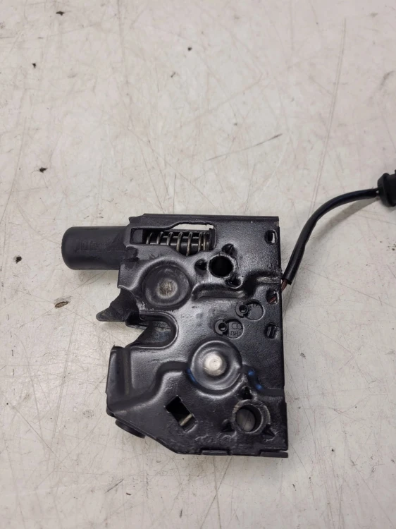ZAMEK MASKI RYGIEL AUDI A1 8X0823509B
