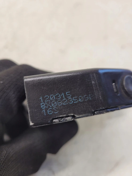 ZAMEK MASKI RYGIEL AUDI A1 8X0823509B