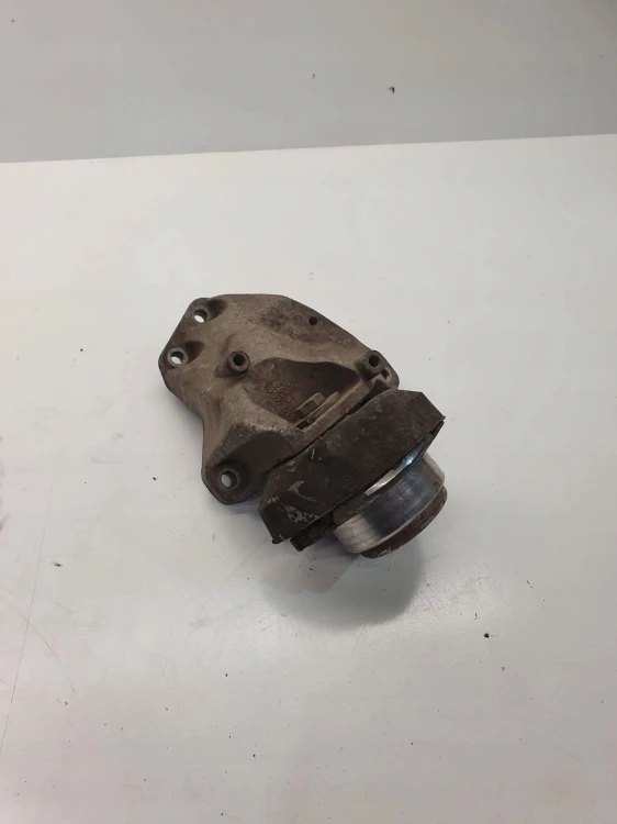 ŁAPA PODUSZKA SKRZYNI AUDI A4 B6 B7 8E0399151AP