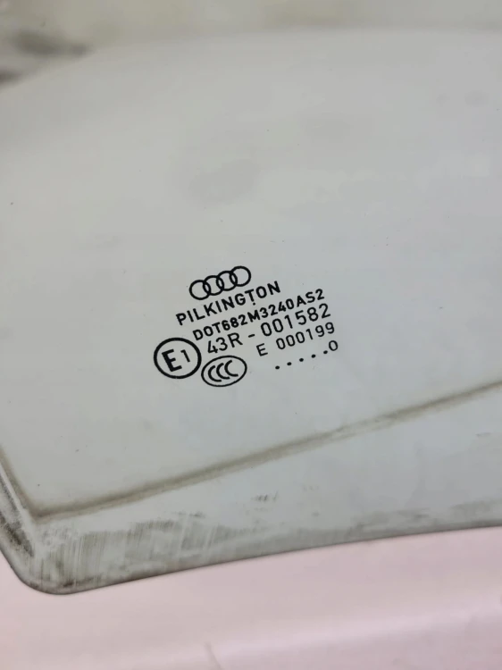 SZYBA BOCZNA DRZWI LEWY TYŁ AUDI A4 B8 8K5 2010R