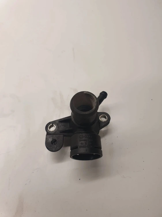 KRÓCIEC WODY TRÓJNIK AUDI A4 B8 A5 A6 06J121132D