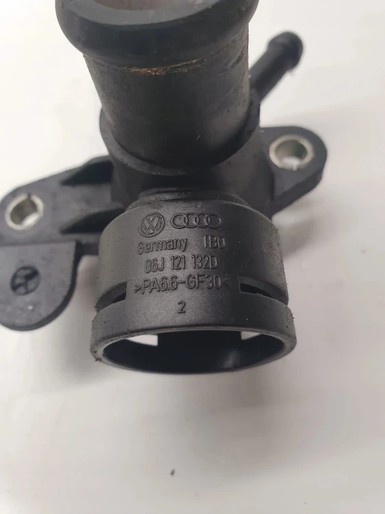 KRÓCIEC WODY TRÓJNIK AUDI A4 B8 A5 A6 06J121132D