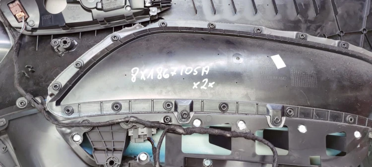BOCZEK DRZWI LEWY PRZÓD AUDI A1 3-D 8X1867105A *2*