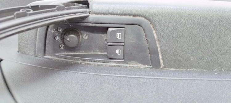 BOCZEK DRZWI LEWY PRZÓD AUDI A1 3-D 8X1867105A *2*