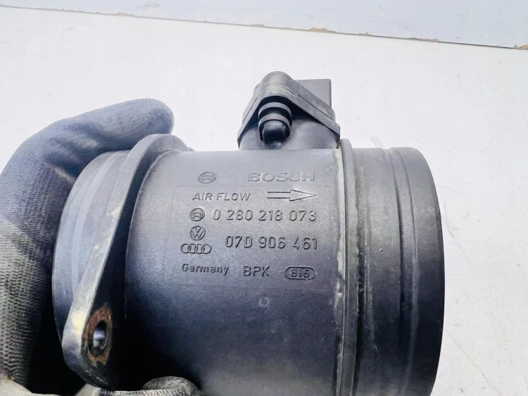 PRZEPŁYWOMIERZ CZUJNIK MASY POWIETRZA AUDI VOLKSWAGEN SEAT SKODA 7D0906461