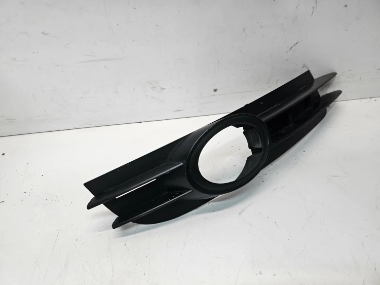 KRATKA HALOGENU ATRAPA ZDERZAKA PRAWA AUDI A6 C6 4F0807682A