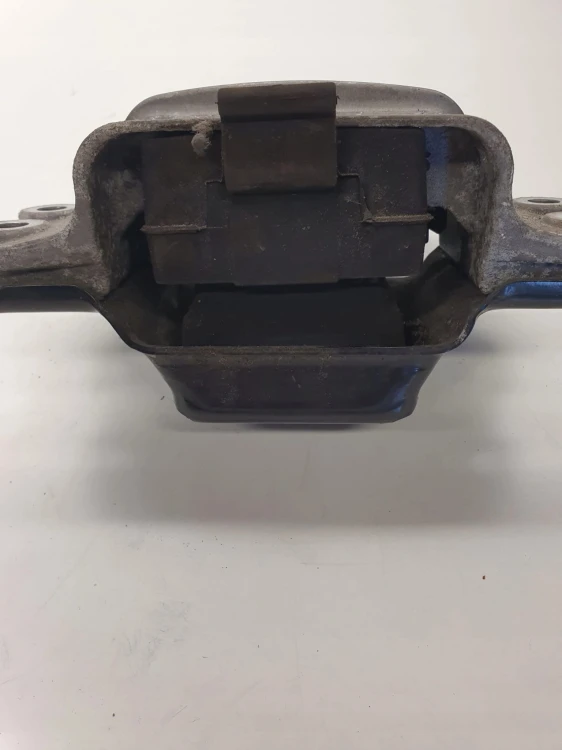 ŁAPA PODUSZKA SILNIKA AUDI A3 8P VW 1.9 K0199555M