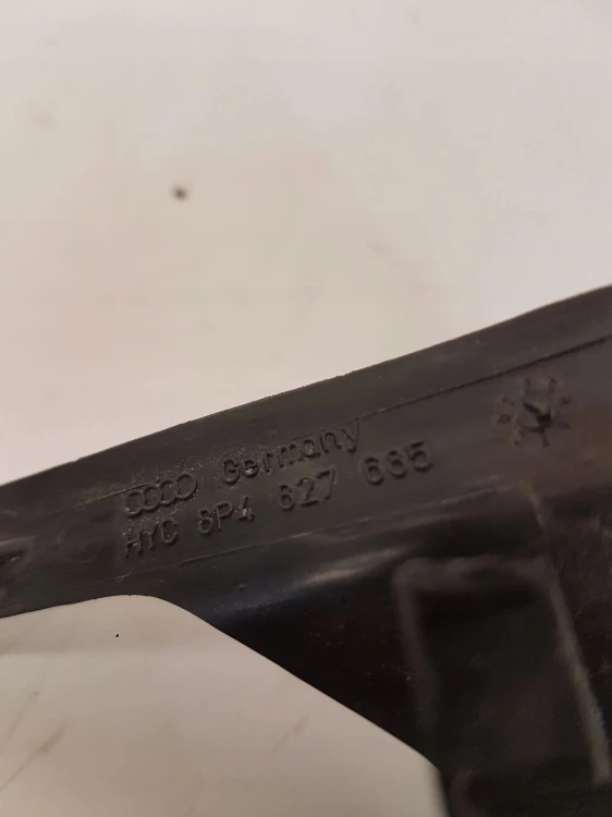 OSŁONA RYNNY KLAPY BAGAŻNIKA AUDI A3 8P 8P4827685