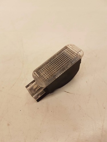 LAMPKA OŚWIETLENIE KABINY AUDI 4B0947415A