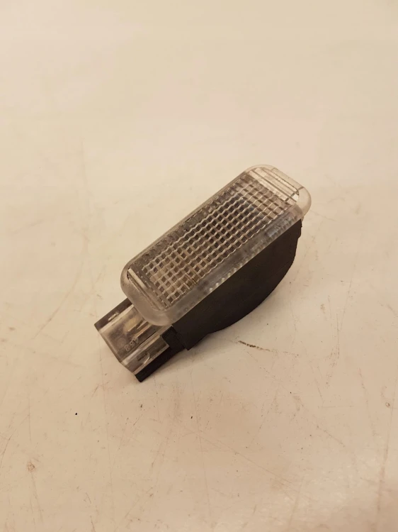 LAMPKA OŚWIETLENIE KABINY AUDI 4B0947415A
