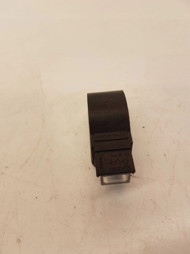 LAMPKA OŚWIETLENIE KABINY AUDI 4B0947415A