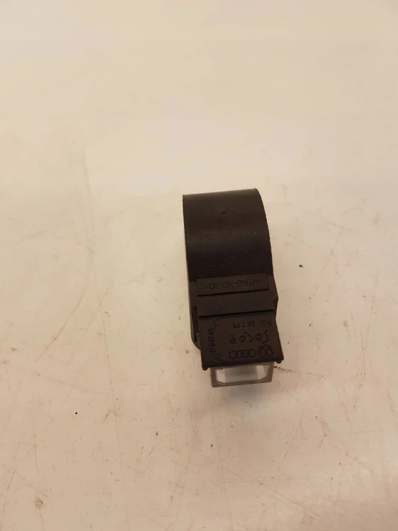 LAMPKA OŚWIETLENIE KABINY AUDI 4B0947415A
