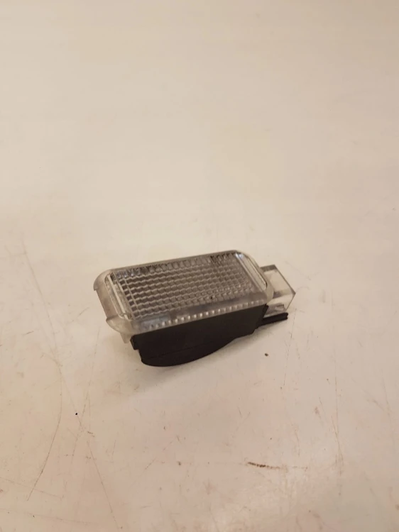 LAMPKA OŚWIETLENIE KABINY AUDI 4B0947415A