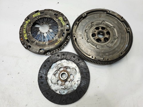 KOŁO DWUMASOWE SPRZĘGŁO AUDI VOLKSWAGEN SEAT SKODA 1.6TDI 03L105266BS 10/26
