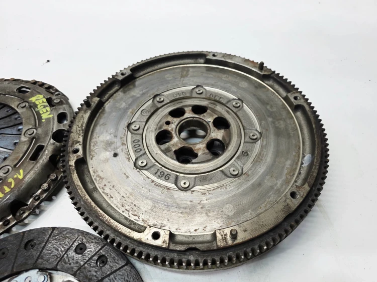 KOŁO DWUMASOWE SPRZĘGŁO AUDI VOLKSWAGEN SEAT SKODA 1.6TDI 03L105266BS 10/26