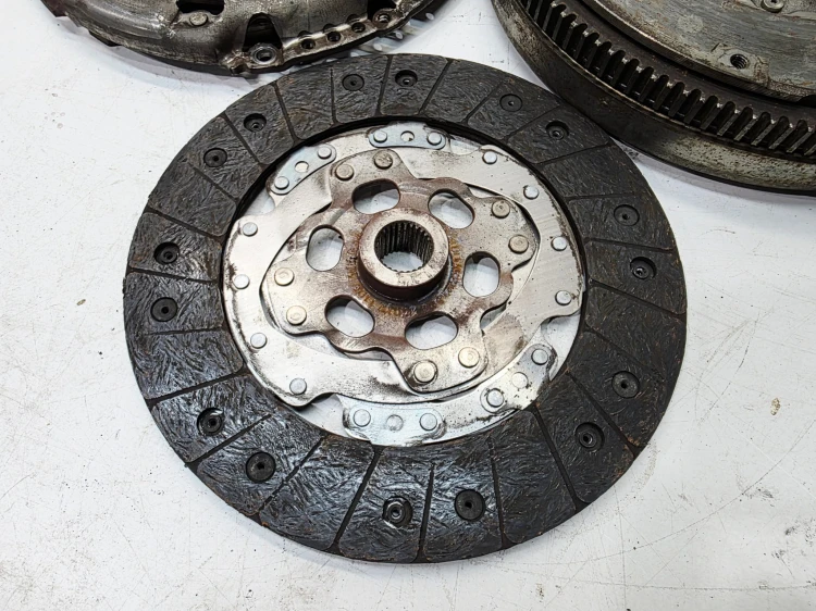 KOŁO DWUMASOWE SPRZĘGŁO AUDI VOLKSWAGEN SEAT SKODA 1.6TDI 03L105266BS 10/26