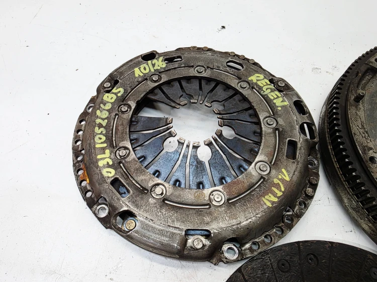 KOŁO DWUMASOWE SPRZĘGŁO AUDI VOLKSWAGEN SEAT SKODA 1.6TDI 03L105266BS 10/26