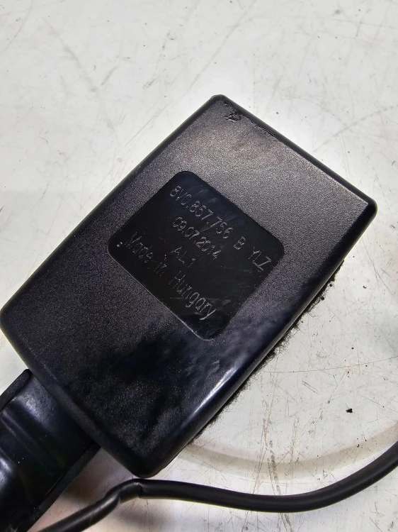 ZAPINKA PASA PRAWA PASAŻER AUDI A3 8V 8V0857756B