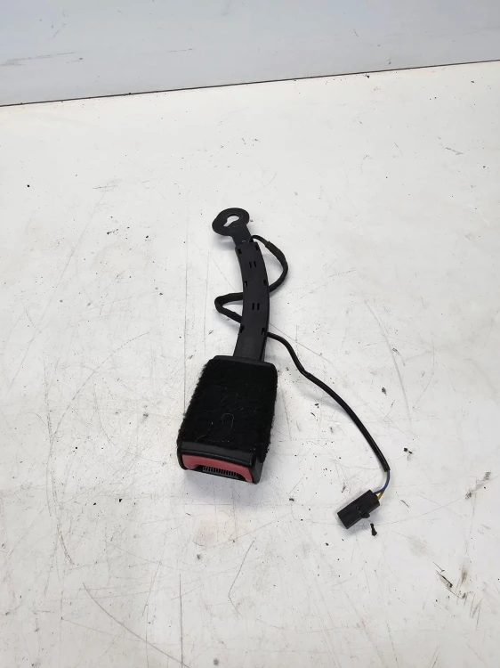 ZAPINKA PASA PRAWA PASAŻER AUDI A3 8V 8V0857756B