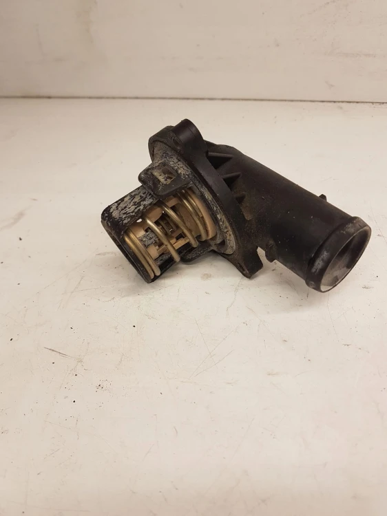TERMOSTAT OBUDOWA AUDI A4 A5 Q5 3.0 TDI 059121111N